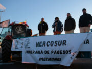 Els pagesos del tall de l’AP-7 i el Port de Tarragona acorden continuar amb la protesta i dormiran per quarta nit al ras