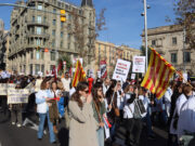Un miler de metges recorren el centre de Barcelona per demanar millores laborals i un conveni propi