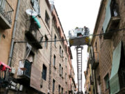 S’esfondra part de l’edifici incendiat al centre de Manresa i se’n desallotgen tots els veïns