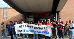 Una setantena de docents es manifesten a Vic contra la presència de policies de paisà als instituts