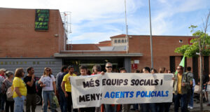 Una setantena de docents es manifesten a Vic contra la presència de policies de paisà als instituts