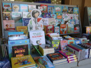 Els llibres d’autors manlleuencs esdevenen el focus principal durant la diada de Sant Jordi