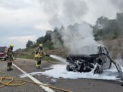 Un cotxe esclata en flames i talla la C-62 al Lluçanès