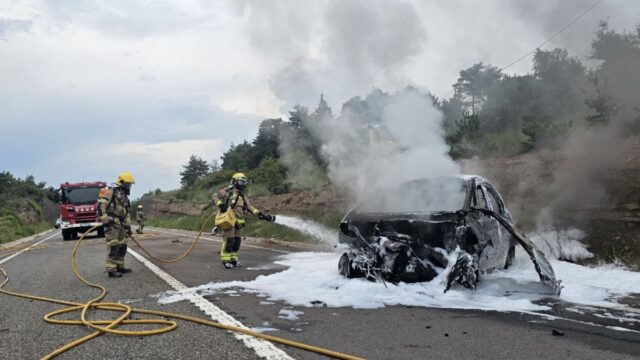 Imatge dels serveis de bombers treballant per acabar amb l'incendi del vehicle a la C-62 (Bombers)