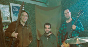 Concert del trio manlleuenc Sotracs a la terrassa de Boira Baixa