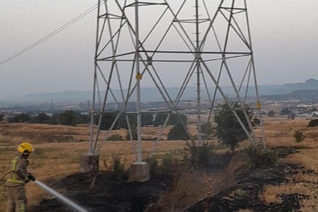 Incendi agrícola a peu d'una torre elèctrica a Manlleu