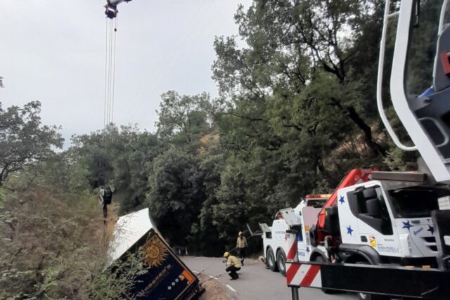 Un camió va quedar travessat a la BV-5224, a Sant Pere de Torelló.