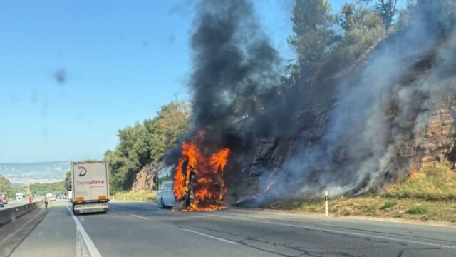 Imatge de l'autobús al moment de l'incendi (Anti-radars Vallès)